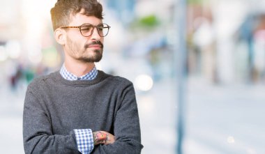 İkna ve kendine güvenen genç yakışıklı zeki adam gözlüklü tarafına silahlarla seyir gülümseyen izole arka plan üzerinde çarpı işareti