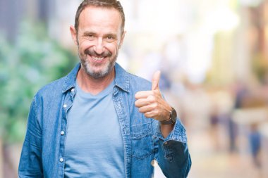 Orta yaş hareketi el ile mutlu yaşasın yapıyor izole arka plan üzerinde ağarmış komuta sizde. Kameraya bakarak başarı gösteren ile ifade onaylama.