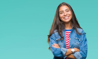 Genç güzel Arap kadın izole arka plan mutlu yüz çapraz silah kameraya bakarak ile gülümseyen yüzünden. Olumlu bir kişi.