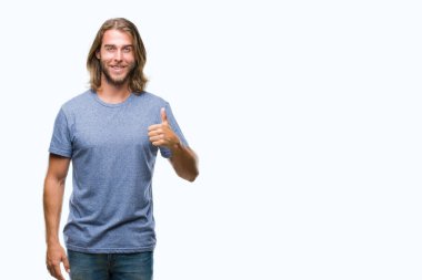 Yakışıklı delikanlı hareketi el ile mutlu yaşasın yapıyor izole arka plan üzerinde uzun saçlı. Kameraya bakarak başarı gösteren ile ifade onaylama.