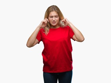 Yüksek sesle müzik gürültü rahatsız ifade parmaklarıyla kulaklarıyla kapsayan izole arka plan üzerinde beyaz kadın. Sağır kavramı.