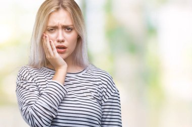 Sarışın genç kadın acı ifadesi ile el ile ağız diş ağrısı veya dişlerde dişlerle ilgili hastalık nedeniyle dokunmadan izole arka plan üzerinde. Diş hekimi kavramı.