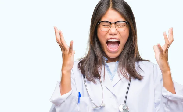 Junge Asiatische Ärztin Mit Isoliertem Hintergrund Feiert Verrückt Und Verrückt — Stockfoto