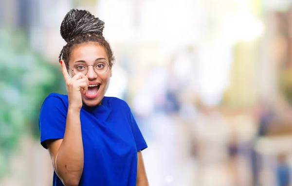 Ung Flätad Hår Afrikanska Amerikanska Flickan Bär Glasögon Över Isolerade — Stockfoto