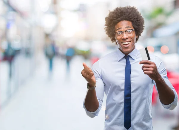 Hombre Afroamericano Sosteniendo Tarjeta Crédito Sobre Fondo Aislado Gritando Orgulloso —  Fotos de Stock