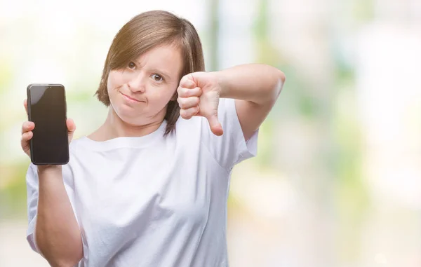 Giovane Donna Adulta Con Sindrome Mostrando Schermo Smartphone Sfondo Isolato — Foto Stock