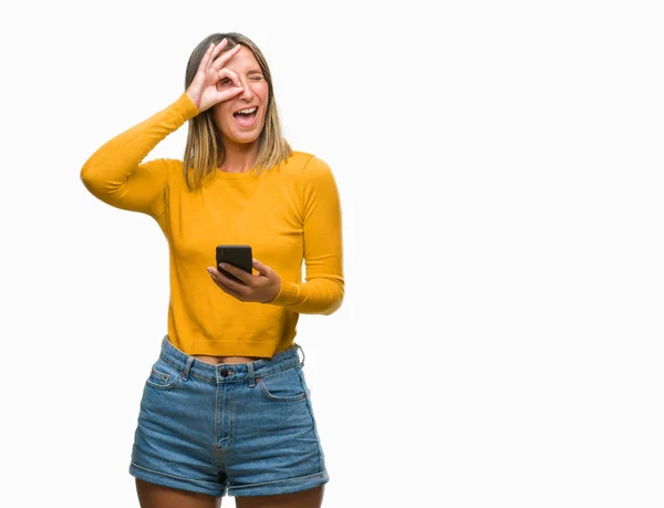 Молодая Красивая Женщина Отправляет Сообщение Помощью Смартфона Изолированном Фоне Счастливым — стоковое фото