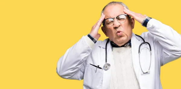 Gutaussehender Oberarzt Arztkittel Mit Der Hand Auf Dem Kopf Wegen — Stockfoto