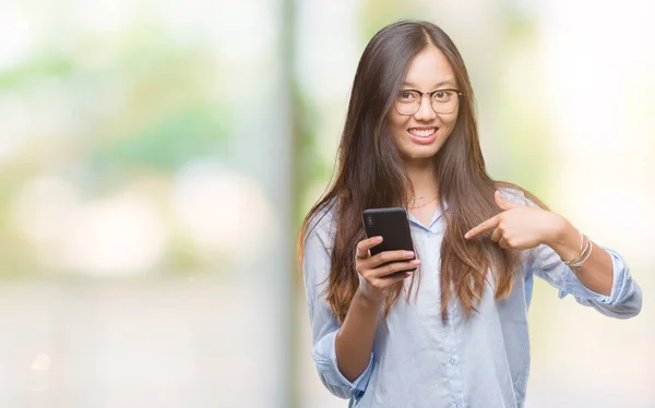 Jovem Mulher Asiática Mensagens Texto Usando Smartphone Sobre Fundo Isolado — Fotografia de Stock