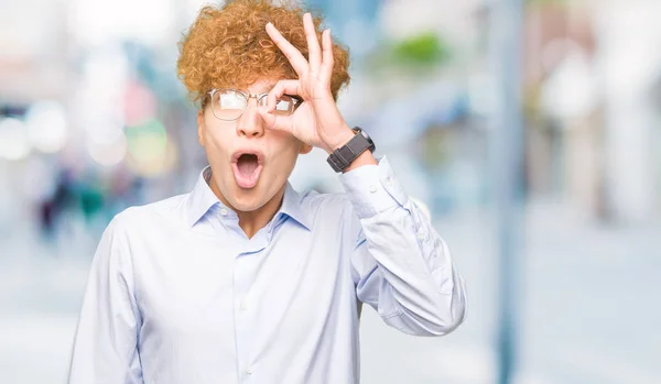 Jovem Homem Negócios Bonito Com Afro Vestindo Óculos Fazendo Gesto — Fotografia de Stock