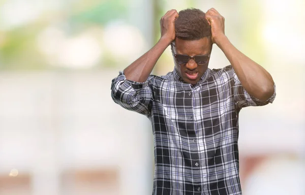 Jovem Afro Americano Vestindo Óculos Sol Sobre Fundo Isolado Sofrendo — Fotografia de Stock