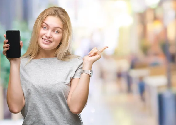 Jonge Kaukasische Vrouw Weergegeven Scherm Van Smartphone Geïsoleerde Achtergrond Erg — Stockfoto