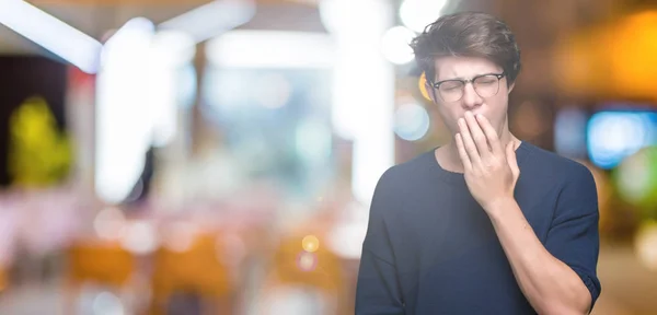 Jonge Knappe Man Met Bril Geïsoleerde Achtergrond Verveeld Geeuwen Moe — Stockfoto