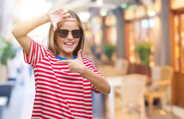 Joven Chica Hermosa Con Gafas Sol Sobre Fondo Aislado Sonriendo —  Fotos de Stock