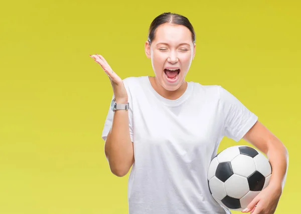 サッカー サッカー ボールの上に保持している若い美しい白人女性分離叫んで笑顔で勝利を祝って 手を上げた背景非常に幸せと興奮 勝者式 — ストック写真