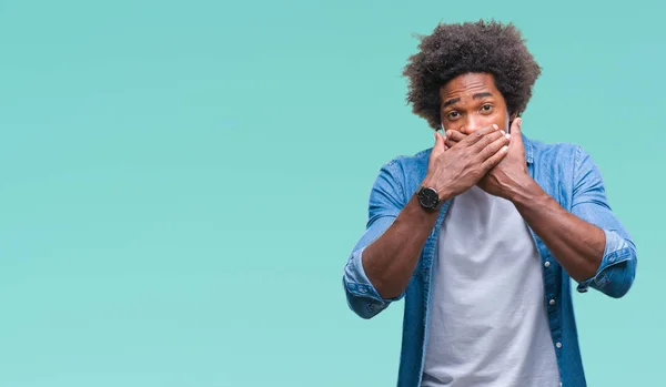 Afro Americano Sobre Fundo Isolado Chocado Cobrindo Boca Com Mãos — Fotografia de Stock