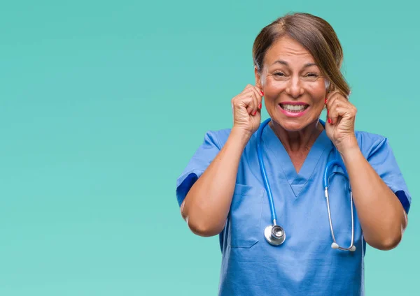 Enfermera Médica Mediana Edad Sobre Fondo Aislado Que Cubre Las — Foto de Stock