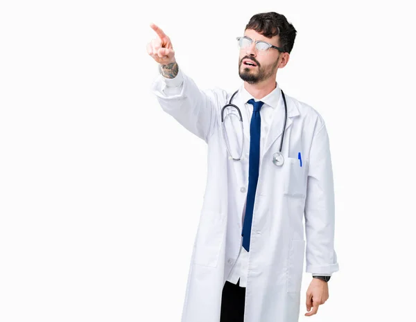 Jonge Dokter Man Dragen Ziekenhuis Vacht Geïsoleerde Achtergrond Wijzen Met — Stockfoto