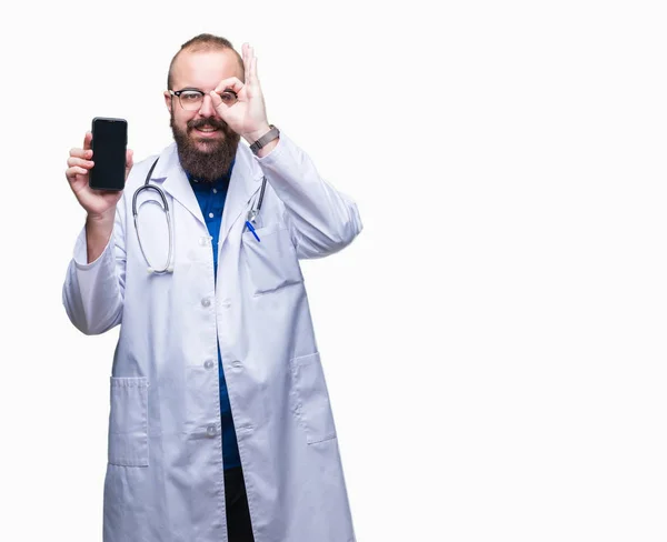 Mladý Doktor Člověka Ukazuje Displej Smartphonu Izolované Pozadí Šťastný Obličej — Stock fotografie