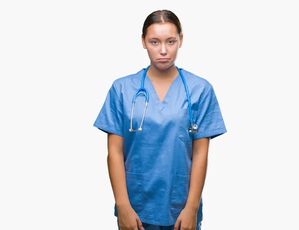 Jovem Mulher Médica Caucasiana Vestindo Uniforme Médico Sobre Fundo Isolado — Fotografia de Stock