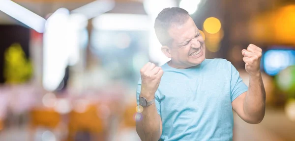 Uomo Arabo Mezza Età Indossa Shirt Blu Sfondo Isolato Molto — Foto Stock