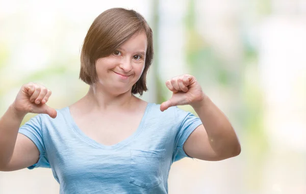 Junge Erwachsene Frau Mit Syndrom Vor Isoliertem Hintergrund Sieht Selbstbewusst — Stockfoto