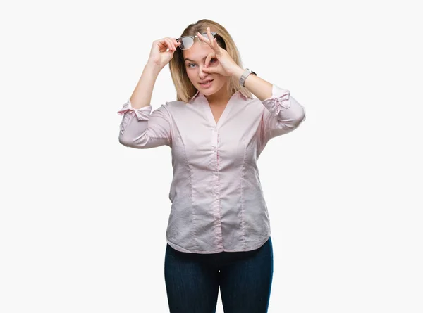 Mladý Bělošský Obchodních Žena Nosí Brýle Izolované Pozadí Dělá Gesto — Stock fotografie