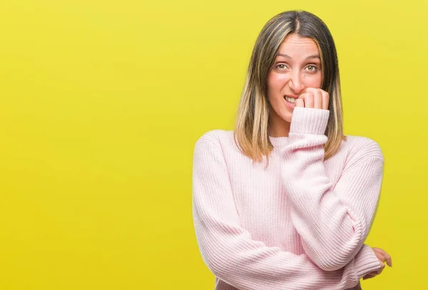 Mujer Hermosa Joven Con Suéter Invierno Sobre Fondo Aislado Mirando —  Fotos de Stock