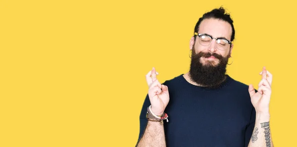 Jonge Hipster Man Met Lange Haren Baard Dragen Van Een — Stockfoto