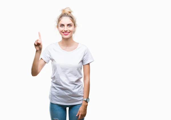 Joven Hermosa Mujer Rubia Con Camiseta Blanca Sobre Fondo Aislado —  Fotos de Stock