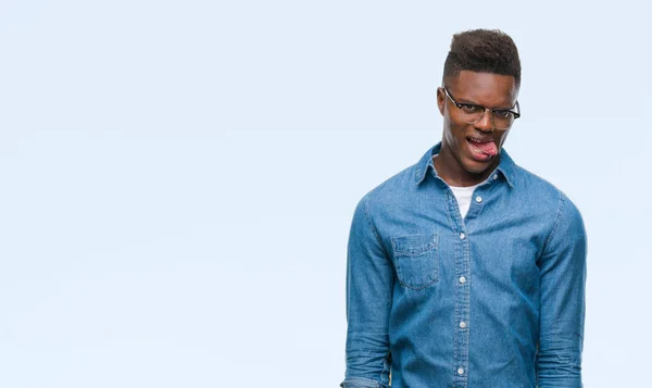 Joven Afroamericano Sobre Fondo Aislado Sacando Lengua Feliz Con Expresión — Foto de Stock