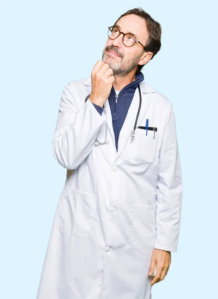 Yakışıklı Orta Yaş Doktor Adam Çene Düşünme Hakkında Soru Dalgın — Stok fotoğraf