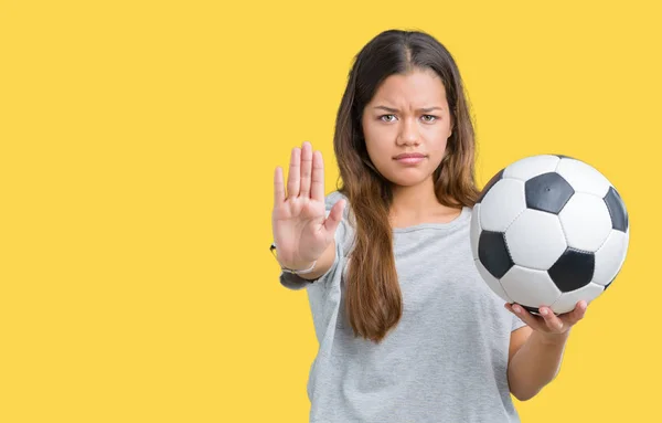 Μελαχρινή Νεαρή Όμορφη Γυναίκα Κρατώντας Ποδόσφαιρο Μπάλα Ποδοσφαίρου Πάνω Από — Φωτογραφία Αρχείου