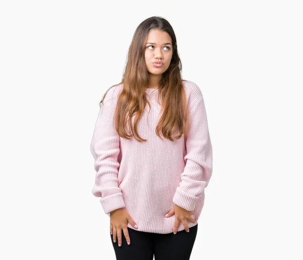 若い美しいブルネット女性の唇 狂気とコミカルなジェスチャーで孤立した背景作る魚顔にピンク冬セーターを着ています 面白い表現 — ストック写真
