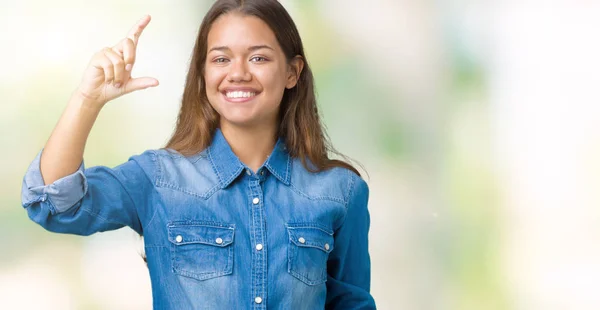 Joven Hermosa Morena Con Camisa Mezclilla Azul Sobre Fondo Aislado —  Fotos de Stock