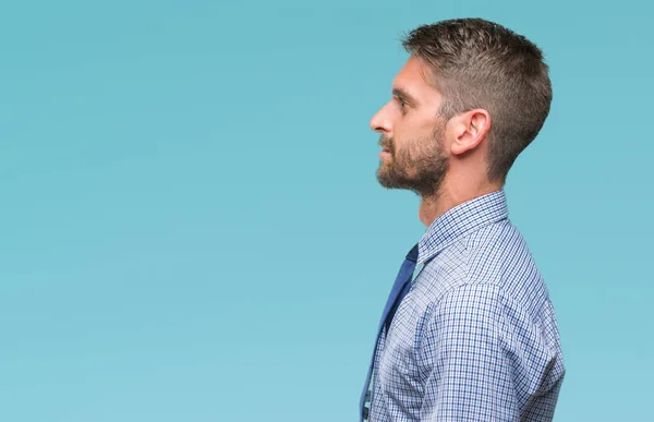 Joven Hombre Negocios Guapo Sobre Fondo Aislado Mirando Lado Relajarse — Foto de Stock