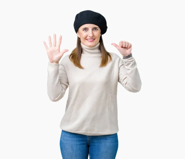 Reife Frau Mittleren Alters Trägt Winterpullover Und Baskenmütze Über Isoliertem — Stockfoto