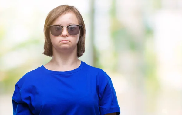 Mladé Dospělé Ženy Downovým Syndromem Sluneční Brýle Izolované Pozadí Vážným — Stock fotografie