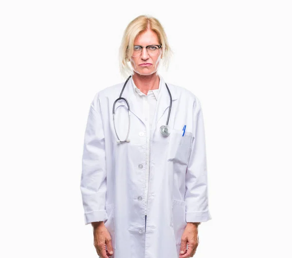 Médico Loira Meia Idade Mulher Sobre Fundo Isolado Cético Nervoso — Fotografia de Stock