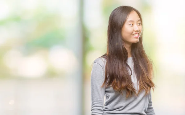 Ung Asiatisk Kvinna Över Isolerade Bakgrund Tittar Bort Till Sida — Stockfoto