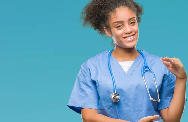 Joven Mujer Médica Afroamericana Sobre Fondo Aislado Gesticulando Con Las — Foto de Stock