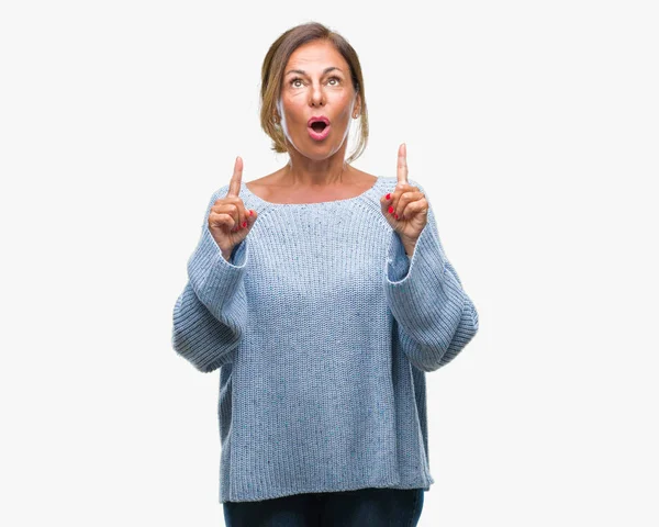 Mujer Hispana Mayor Mediana Edad Vistiendo Suéter Invierno Sobre Fondo —  Fotos de Stock