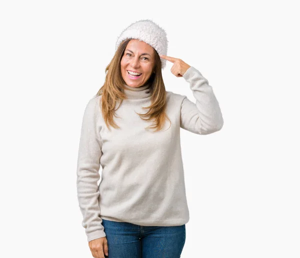 Mulher Meia Idade Bonita Usando Suéter Inverno Chapéu Sobre Fundo — Fotografia de Stock