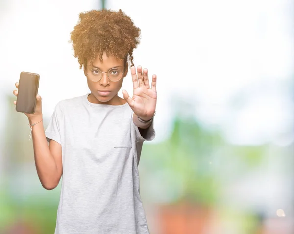 Jeune Femme Afro Américaine Montrant Écran Smartphone Sur Fond Isolé — Photo