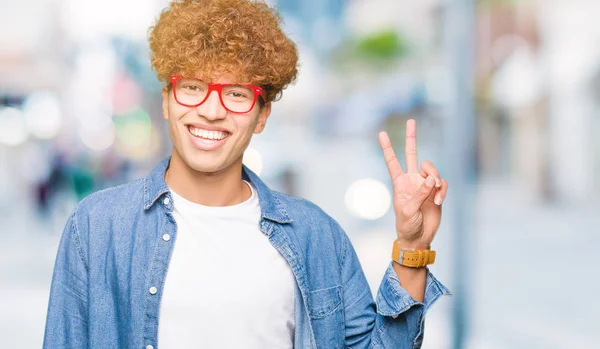 Jonge Knappe Man Met Afro Haar Bril Glimlachend Met Blij — Stockfoto