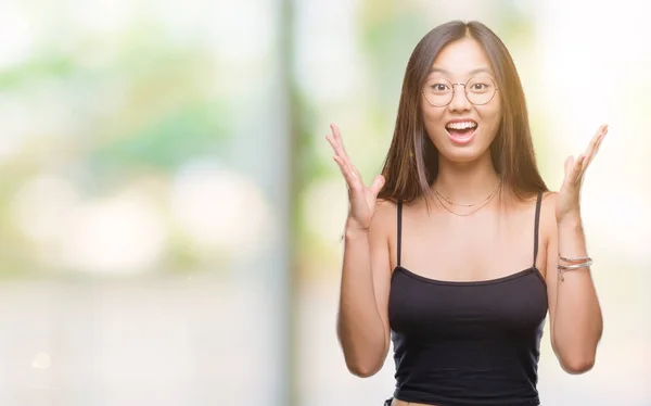 Jovem Mulher Asiática Vestindo Óculos Sobre Fundo Isolado Celebrando Louco — Fotografia de Stock