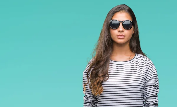 Ung Vacker Arabisk Kvinna Bär Solglasögon Över Isolerade Bakgrund Med — Stockfoto
