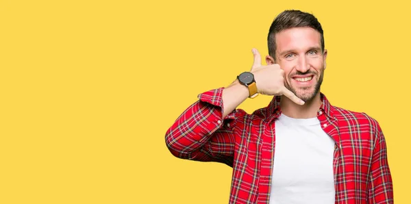 Pohledný Muž Nosí Ležérní Košile Úsměvem Dělá Telefon Gesto Rukou — Stock fotografie