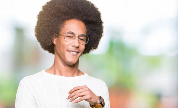 Unga Afroamerikanska Man Med Afro Hår Glasögon Äcklade Uttryck Missnöjd — Stockfoto