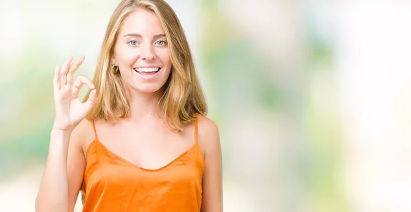 Krásná Mladá Žena Nosí Oranžové Tričko Přes Izolované Pozadí Úsměvem — Stock fotografie